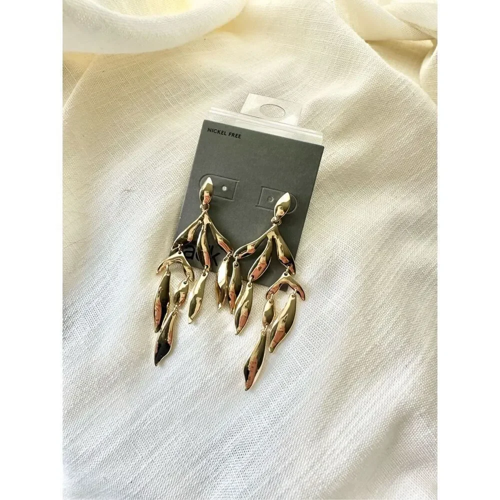 Nordstrom‘s dripping gold dangle earrings ￼